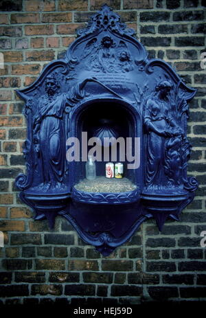 AJAXNETPHOTO. 1987. HEBBURN-on-Tyne, en Angleterre. - Fontaine - FONTAINE DE STYLE VICTORIEN À L'ENTRÉE DE L'ancien chantier naval dans la région de ELLISON Leslie Hawthorn Street. Fontaine EN FONTE CONÇU PAR MILLS BROTHERS, LONDON, A ÉTÉ COULÉ PAR EMLEY ET WALKER, NEWCASTLE. Le vol a été signalé en 2005. PHOTO:JONATHAN EASTLAND/AJAX REF:21207 3 1 Banque D'Images