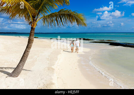 Jeune couple en train de marcher le long de la plage de la Riviera Maya, Playa del Carmen, près de Cancun, Mexique Banque D'Images