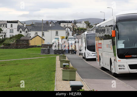 Les touristes et les autocars à Waterville, dans le comté de Kerry, Irlande. Banque D'Images