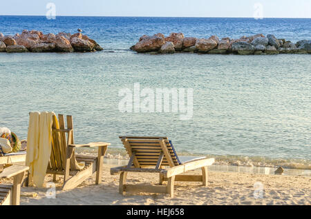 Dans les rangées de l'avant par la mer au mambo beach à Curacao Banque D'Images