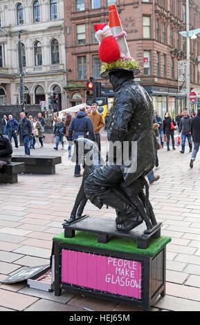 Les gens font busker Glasgow Buchanan Street,artiste,, Strathclyde, Glasgow, Écosse - avec cône de trafic Banque D'Images