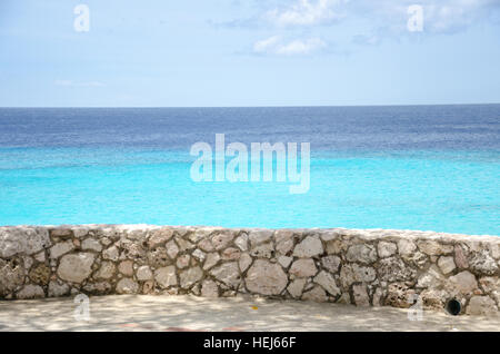 Grand Knip Beach à Curaçao dans les Antilles néerlandaises, une île des Caraïbes. Banque D'Images