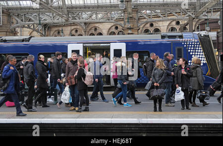 Chariot de train ScotRail Abellio emballé. Pétition pour ramener la propriété de l'État, après un mauvais service, congestion du soir, comme les passagers souffrent Banque D'Images