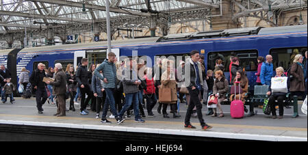 Scotrail Abellio congestionné train,pétition à ramener dans la propriété d'etat,après un mauvais service Banque D'Images