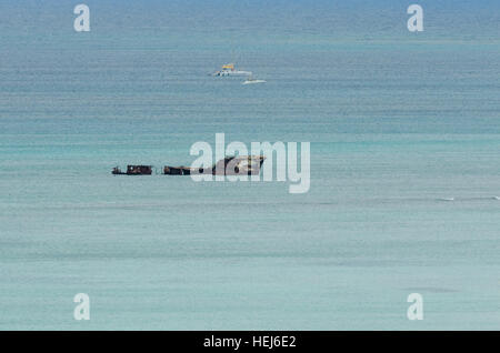 Épave yachts dans une mer des caraïbes bleu dans l'île de Aruba Banque D'Images