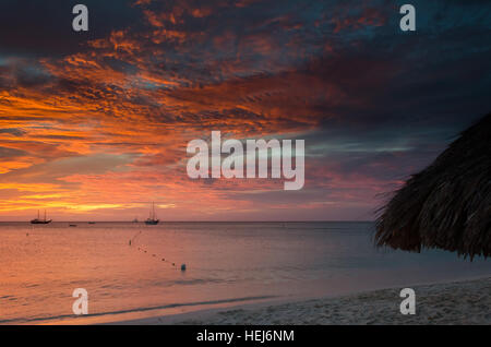 Photo montrant l'heure d'or avec des voiliers sur la mer ancrée par le coucher du soleil. L'image a été prise à Aruba, dans la mer des Caraïbes. Banque D'Images