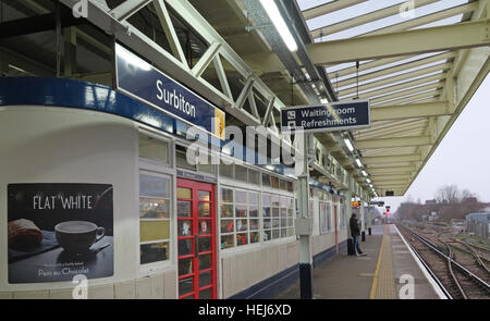 La gare de Surbiton Salle d'attente au quai 3, Kingston, l'ouest de Londres, Angleterre, Royaume-Uni Banque D'Images