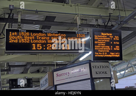 Fête de Noël de l'humour, le South West Trains l'information affichée, le centre de Londres, Angleterre, Royaume-Uni Banque D'Images