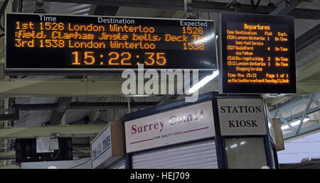 Fête de Noël de l'humour, le South West Trains l'information affichée, le centre de Londres, Angleterre, Royaume-Uni Banque D'Images