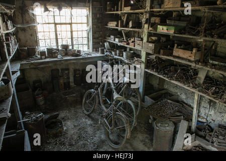 Un atelier abandonné est laissé à la décomposition à l'intérieur d'une petite exploitation en Banham, Norfolk, UK Banque D'Images