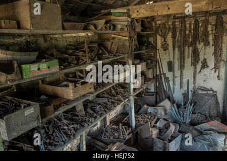 Un atelier abandonné est laissé à la décomposition à l'intérieur d'une petite exploitation en Banham, Norfolk, UK Banque D'Images