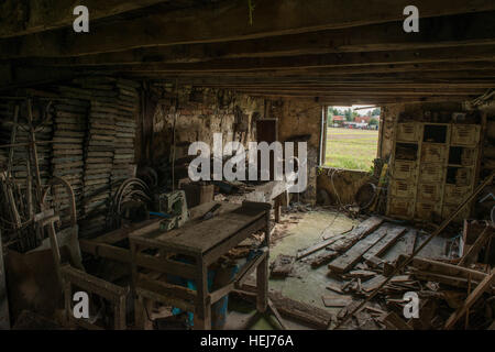 Un atelier abandonné est laissé à la décomposition à l'intérieur d'une petite exploitation en Banham, Norfolk, UK Banque D'Images