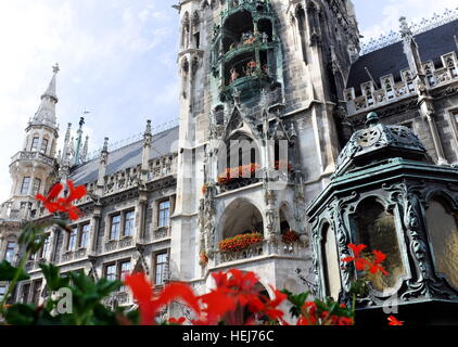 Le nouvel hôtel de ville de Munich, en Allemagne, avec son architecture calcaire complexe et célèbre glockenspiel. Banque D'Images