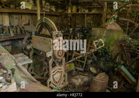 Un atelier abandonné est laissé à la décomposition à l'intérieur d'une petite exploitation en Banham, Norfolk, UK Banque D'Images