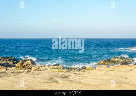Vue panoramique de la plage du pont naturel turquoise à la mer des Caraïbes à Aruba. Banque D'Images