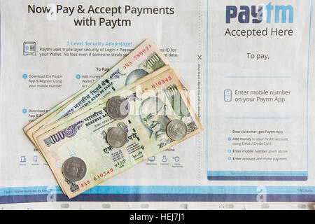 HYDERABAD, INDE - Décembre 22,2016 Paiements avec Paytm annonce dans l'Inde,Indian Rupee 100 billets et pièces Banque D'Images