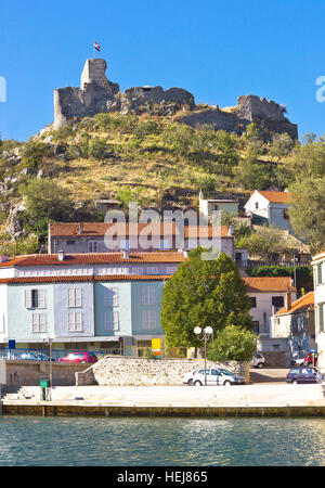 Vieux Obrovac hill ruines sur la rivière Zrmanja en Dalmatie, Croatie Banque D'Images
