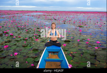 La sérénité et la pratique de yoga sur le Lotus rouge,Thaïlande Banque D'Images