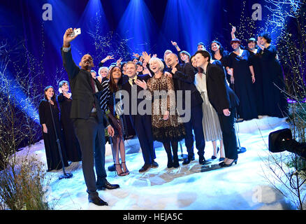 (À l'avant de gauche à droite) Will Smith, Naomie Harris, Martin Freeman, Dame Helen Mirren, Graham Norton, Katie Melua, et l'Gori Women's Choir apparaissant sur le Graham Norton Show filmé au London Studios. Londres, qui sera transmis sur BBC One le 23 décembre. Banque D'Images