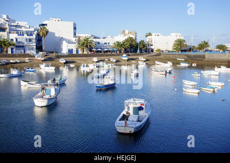 Fisherman's cottages rénovés par César Manrique entourent le lagon connu sous le nom de El Charco de San Ginés, Arrecife, Lanzarote, îles Canaries, Espagne Banque D'Images