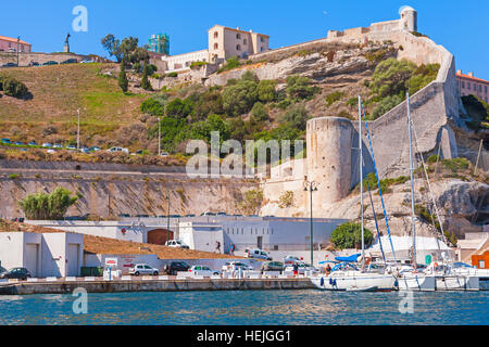 Bonifacio, France - le 2 juillet 2015 : Ancienne citadelle de Bonifacio côtières, petite station ville portuaire de Corse en journée ensoleillée. Yachts un Banque D'Images