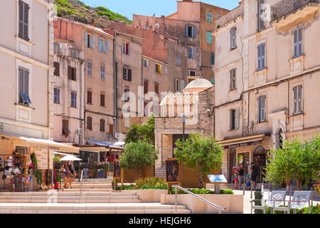 Bonifacio, France - le 2 juillet 2015 : Street View de Bonifacio, petite station ville portuaire de Corse en journée ensoleillée. Les touristes ordinaires à pied près de Banque D'Images