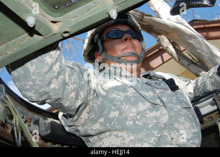 GUANTANAMO BAY, Cuba - Circuit de l'armée. Merari Hernandez, avec la Garde nationale de Porto Rico 480e Compagnie de Police militaire effectue une patrouille de sécurité autour de la Force opérationnelle interarmées de Guantanamo, le 24 septembre 2009. La Garde nationale de Porto Rico est ici sur un déploiement d'une durée d'un siège de la foi comme Guantanamo company. Guantanamo la foi mène sûr, humain, juridique et transparent le soin et la garde des détenus, y compris ceux qui ont été condamnés par une commission militaire et ceux commandés libéré par un tribunal. La foi mène des activités de collecte, d'analyse et de diffusion pour la protection des détenus et par Banque D'Images