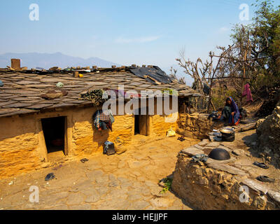 Maison Kumaoni avec toit en pierre au village de Tulla Kote sur les collines de Kumaon, Uttarakhand, Inde Banque D'Images