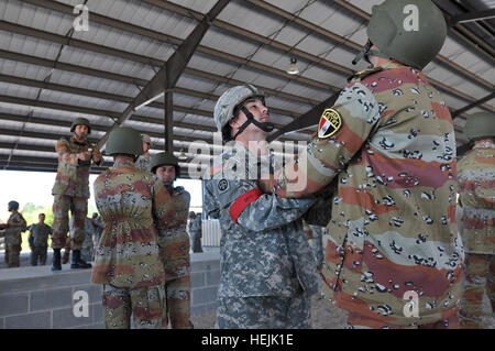 090930-A-5406P-152 Le Sgt. 1re classe Tchad Louis, du 1er Bataillon, 325e Régiment d'infanterie aéroportée, 2e Brigade Combat Team, 82e Division aéroportée, les pratiques s'échappant d'un enchevêtrement de parachute avec un parachutiste de l'armée égyptienne avant une amitié "Jump" opération aéroportée des forces aéroportées de cinq pays. Le saut a fait partie de l'exercice Bright Star, un joint, un exercice d'entraînement multi-nationale qui aura lieu à Fort Bragg, N.C. du 28 sept.-oct. 12. (U.S. Photo de l'armée par le sergent. Mike Pryor, 2e, 82e BCT Abn. Div. Affaires publiques) US Army 52217 États-Unis, de parachutiste étranger Banque D'Images