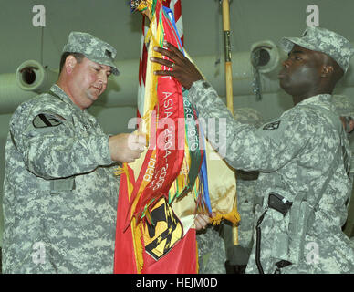 US Army 52515 Le Colonel Larry Phelps, 15e Brigade de maintien en puissance, commandant du commandement et le Sgt. Le major Nathaniel Bartee, 15e SB sous-officier, uncase leur guidon dans le moral, de bien-être et de loisirs Banque D'Images