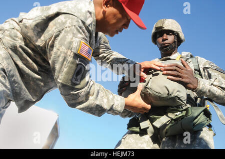 Le Sgt. 1re classe Geronimo Blancaflor, un responsable de cours attribué à ADFSD, effectue une inspection du personnel chef largueur sur le Sgt. 1re classe Timothy Vogt avant une opération aéroportée 8 octobre à Fort Lee's Drop Zone McLancey. Vogt a été l'un des six cadres de ADFSD qui étaient à l'essai le plus récent de l'Armée de terre, le parachute T-11. 53170 US Army Field Testing le T-11 Banque D'Images