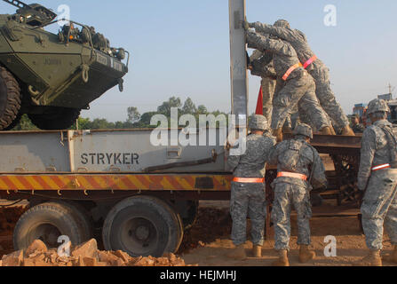 Soldats affectés au 2e Escadron, 14e Régiment de cavalerie "Strykehorse", 2e Stryker Brigade Combat Team, 25e Division d'infanterie, de Schofield Barracks, Missouri, préparer des véhicules pour le déchargement en prévision de l'exercice Yudh Abhyas 09 dans Babina, Inde, 10 octobre. YA09, qui est prévue pour le 12-27 octobre, est un exercice bilatéral impliquant les armées de l'Inde et les États-Unis. L'objectif principal de l'exercice est de développer et d'approfondir les relations entre l'armée américaine et indienne. US Army 52834 Strykehorse donnez des soldats de l'armée indienne premier regard à Strykers Banque D'Images