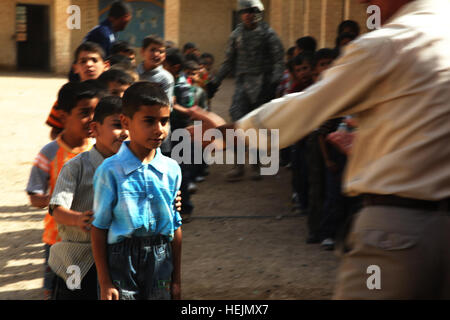 Des soldats américains de la 37e d'ingénieurs, 3e Brigade Combat Team Stryker, 2e Division d'infanterie, distribuer des sacs à dos pour les enfants iraquiens dans les écoles locales dans près de base d'Warhoarse, dans le nord de l'Iraq, 12 oct. Sacs à dos 212265 élèves donner des soldats Banque D'Images