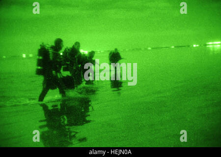 7Th Special Forces Group (Airborne) green berets conduite circulation jusqu'Beach sur la base aérienne d'Eglin, 08 décembre 2011. 7ème groupe des forces spéciales de bérets verts ont participé à un exercice d'entraînement où ils ont fait un mouvement par zodiac et a nagé jusqu'à terre pour mener close quarters battle formation.(U.S. Photo de l'armée par la FPC. Steven Young) Scuba training 111208-A-YI554-832 Banque D'Images