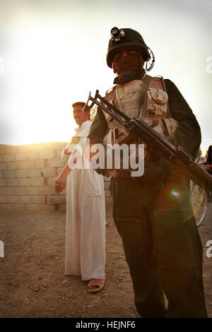 Un soldat iraquien garantit la sécurité des soldats américains affectés à la Compagnie Charlie, 1er Bataillon, 8e de cavalerie, 2e Brigade Combat Team, 1re Division de cavalerie, lors d'une patrouille à Barima, l'Iraq, le 15 octobre. Patrouille conjointe 216946 Banque D'Images