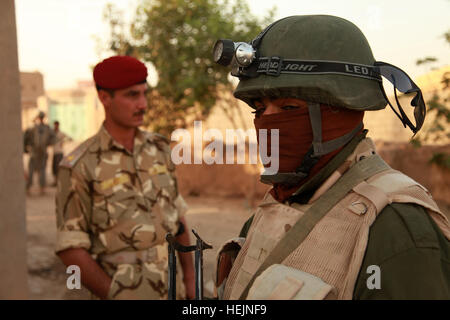 Un soldat iraquien garantit la sécurité des soldats américains affectés à la Compagnie Charlie, 1er Bataillon, 8e de cavalerie, 2e Brigade Combat Team, 1re Division de cavalerie, lors d'une patrouille à Barima, l'Iraq, le 15 octobre. Patrouille conjointe 216948 Banque D'Images