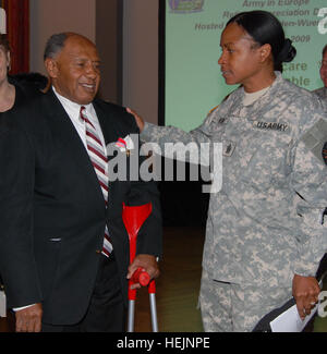 Valour reconnu HEIDELBERG, Allemagne (oct. 17, 2009) -- Commande Le Sgt. Le Major Annette R. Weber, Garnison de l'armée américaine, le sergent-major de commandement Heidelberg félicite le personnel retraité le Sgt. Alfred Pankey, Jr., pour son service après qu'il a été présenté l'Étoile de bronze avec bravoure au cours de l'assemblée annuelle de l'armée des États-Unis et l'Europe La Journée de reconnaissance des retraités Heidelberg USAG samedi. Pankey est la lauréate pour son courage tout en menant son équipe en défense de la 11e régiments de cavalerie blindée de périmètre" au cours d'une longue bataille de nuit pendant la guerre du Vietnam en juin 1967. US Army 53638 vétéran du Vietnam reçoit l'Étoile de bronze avec V Banque D'Images
