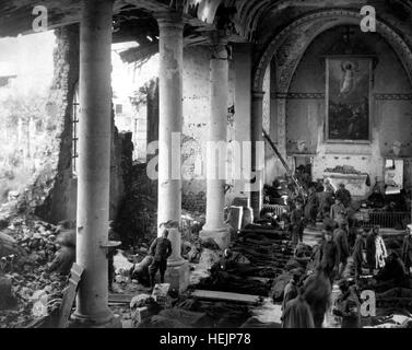 Cette église brisées dans les ruines de Neuvilly fourni un abri temporaire pour les blessés américains traités par la 110e train sanitaire, 4e Corps d'ambulance. France, le 20 septembre 1918. Le Sgt. J. A. Marshall. (Armée) NARA DOSSIER #  : 111-SC-24942 LIVRE Guerres et conflits #  : 667 blessés dans l'église américaine Neuvilly HD-SN-99-02326 Banque D'Images