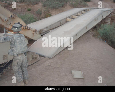 Appareil photo numérique Olympus US Army 51669 un pont mobile a été installé à al Awashra dans la province de Kirkouk, en Irak, du 22 septembre, par des soldats de la 2ème Brigade Combat Team, 1re Division de cavalerie, pour la liberté de mouvement pour les unités de l'armée iraquienne oper Banque D'Images