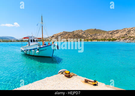 L'île de Paros, GRÈCE - 21 MAI 2016 : pêche grec typique bateau naviguant sur la mer turquoise de l'eau sur l'île de Paros, Grèce. Banque D'Images