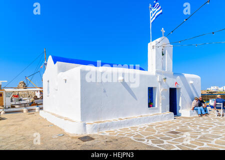 L'île de Paros, GRÈCE - 20 MAI 2016 : les pêcheurs assis en face d'une église à Naoussa port sur l'île de Paros, Grèce. Banque D'Images