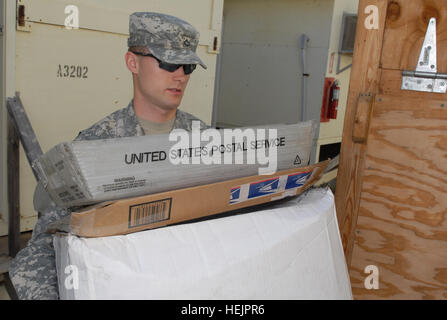 GUANTANAMO BAY, Cuba - Circuit de l'armée. Robert Sherry, un soldat du 525e Bataillon de la Police militaire, l'Administration centrale et de l'Administration centrale, l'entreprise Groupe de travail conjoint Guantanamo, collecte du courrier de la poste à distribuer pour le reste du bataillon, le 28 octobre 2009. Le 525e Bataillon MP est stationné à foi Guantanamo et fournit une grande partie de la force de garde qui fonctionnent à l'intérieur de la détention. Guantanamo la foi mène sûr, humain, juridique et transparent le soin et la garde des détenus, y compris ceux qui ont été condamnés par une commission militaire et ceux commandés libéré par un tribunal. La foi mène intellig Banque D'Images