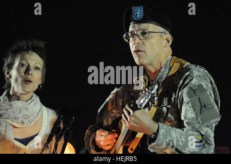 Aumônier (Col.) Mike Lembke, III Corps, joue de la guitare des pleureuses en chanson durng tenue une veillée aux chandelles pour commémorer les soldats et civils tués et blessés le 5 novembre par un tireur isolé à l'intérieur et à côté de la poste, Centre de traitement de l'état de préparation militaire. Flickr - l'armée américaine - l'armée a conduit les participants à Chaplin veillée chanson Banque D'Images