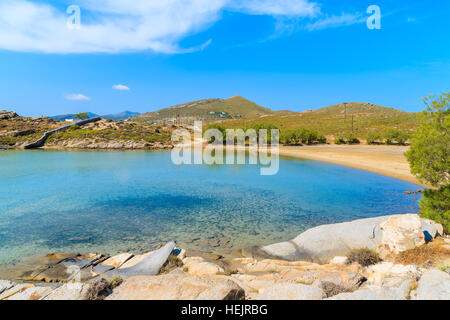 Belle plage Monastiri avec azure mer peu profonde de l'eau sur l'île de Paros, Grèce Banque D'Images