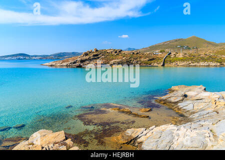 Belle plage Monastiri avec azure mer peu profonde de l'eau sur l'île de Paros, Grèce Banque D'Images