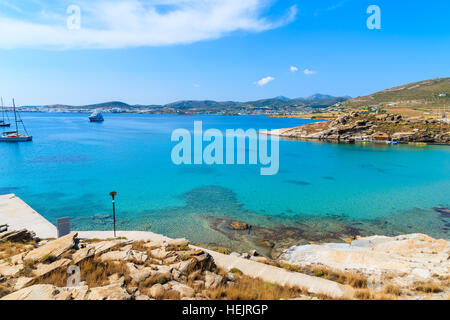 Belle plage Monastiri avec azure mer peu profonde de l'eau sur l'île de Paros, Grèce Banque D'Images