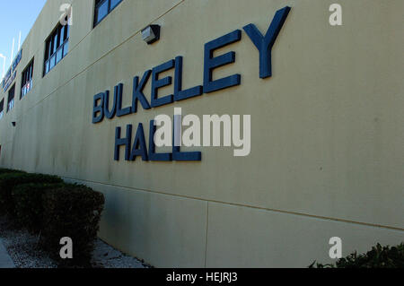 GUANTANAMO BAY, Cuba - Bulkeley Hall sert de quartier général pour la base navale américaine de Guantanamo Bay. Les membres de la Force opérationnelle interarmées de Guantanamo et les résidents de la station navale viennent ici pour différents services offerts par la commande. Guantanamo la foi mène sûr, humain, juridique et transparent le soin et la garde des détenus, y compris ceux qui ont été condamnés par une commission militaire et ceux commandés libéré par un tribunal. La foi mène des activités de collecte, d'analyse et de diffusion pour la protection des détenus et du personnel travaillant dans les installations de Guantanamo de la foi et à l'appui de la lutte contre le Te Banque D'Images