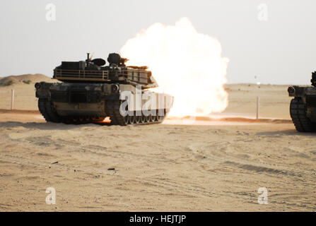 Un M1A1 Abrams tank du 1er Bataillon interarmes, 63e Régiment d'armure tire un tour vers le bas, au cours de la cible au Camp Buehring, le Koweït. Avant de déplacer les citernes dans le combat qu'ils doivent être examinés pour vérifier qu'ils fonctionnent bien. Les soldats de la dague mis des armes sur l'affichage 124835 Banque D'Images