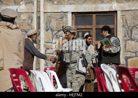 Le capitaine de l'armée américaine Albert 'Paco' Bryant, à partir de Washington, D.C., rencontre locaux avant d'une shura au village de Lachey dans la province de Kunar, de l'Afghanistan le 7 décembre. Bryant est le commandant de compagnie de Combat, 1er Bataillon, 32e Régiment d'infanterie, 3e Brigade Combat Team, 10e division de montagne. -OperationEnduringFreedom SGTTeddyWadePhotographs-05 Banque D'Images