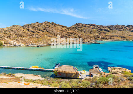 Belle plage Monastiri avec azure mer peu profonde de l'eau sur l'île de Paros, Grèce Banque D'Images